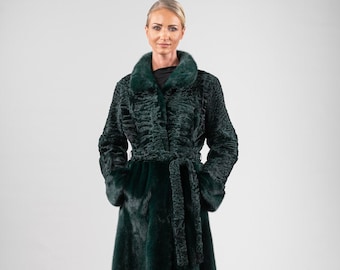 Smaragdgrön mink- och astrakanpälskappa, högkvalitativ, lång överrock. Äkta Swakara-vinterkappa. Ytterkläder i päls för kvinnor. Present till henne.