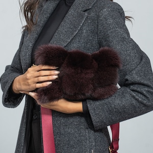 Burgunder flauschige Fuchspelz Umhängetasche, abnehmbarer Gurt. Echte Fuchs Fell Umhängetasche, Damen Accessoire, Wintertasche, kleine Tasche. Geschenk für sie.