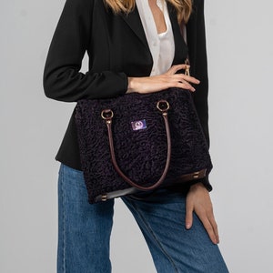 Echte Astrakhan Pelztasche in Farbe bordeaux, abnehmbarer Lederriemen. Damentasche, Schultertasche, Handtasche, Crossbody tasche. Luxus Geschenk für sie.