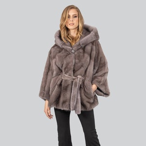 ONE SIZE silver mink fur cape with hood. Whole skin real mink fur women&#39;s cape. Natural grey color. Comfortable line hooded warm winter cape