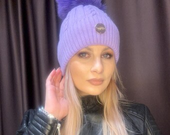 Fioletowa czapka z odpinanym pomponem z lisa w kolorze fioletowym.