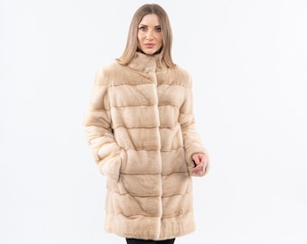 Beige Saga-kappa i äkta minkpäls med ståkrage och bekvämt foder. Vinterkappa, helhudad minkpäls, ytterkläder i päls. Julklapp till henne.