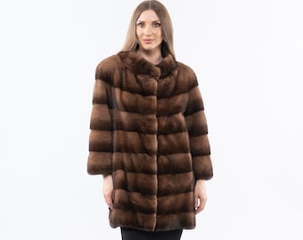 Brun saga minkpälskappa, kort krage, 7/8 ärmar. Helhudad vagn i äkta minkpäls. Ytterkläder för kvinnor, vinterkappa. Lyxig present till henne.