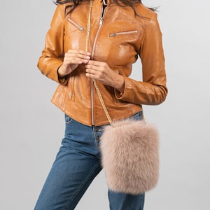 Bolso bandolera de piel de zorro esponjosa de color marrón claro. Bolso de hombro, funda para móvil, monedero, accesorio de piel auténtica para mujer. Regalo de piel para Navidad para mujer.