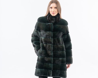 Skogsgrön saga minkpälskappa. Modern vinterkappa, krympbar. Damkläder. Helhudsminkpälsvagn. Julklapp.