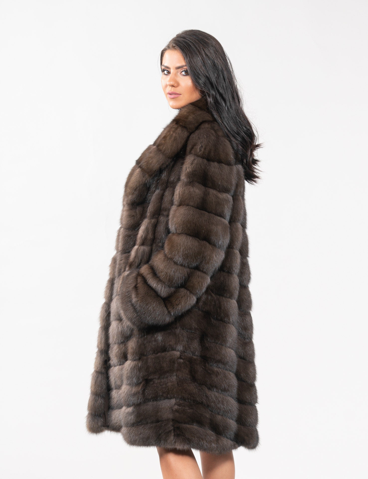ダークブラウンのロングライン本毛皮コート。冬用の高級ファーコート