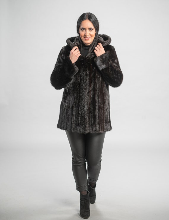 Manteau en veritable fourrure de vison brun fonce. Poussette a capuche en fourrure d acajou. Manteau