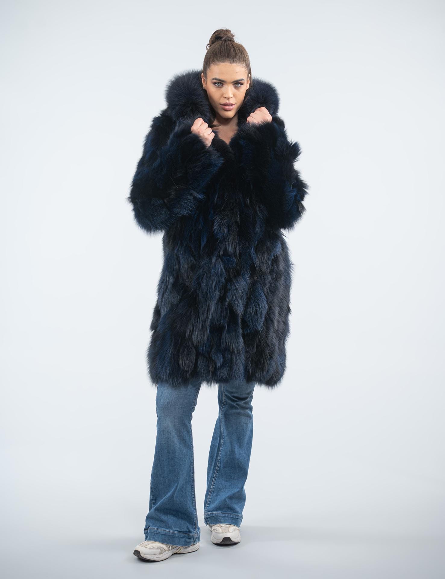 ロング丈でふわふわのブルーブラックフォックスファーコート。フード
