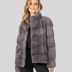Casaco de pele de vison azul real. Casaco de pele de vison cinza de cor natural. Casaco de pele feminino de inverno de linha curta. Casacos de pele modernos. Presente para ela imagem 8