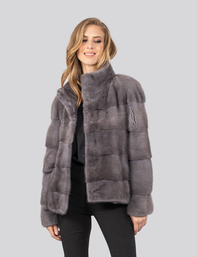 Casaco de pele de vison azul real. Casaco de pele de vison cinza de cor natural. Casaco de pele feminino de inverno de linha curta. Casacos de pele modernos. Presente para ela imagem 8