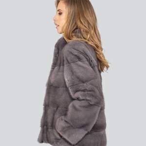 Casaco de pele de vison azul real. Casaco de pele de vison cinza de cor natural. Casaco de pele feminino de inverno de linha curta. Casacos de pele modernos. Presente para ela imagem 5