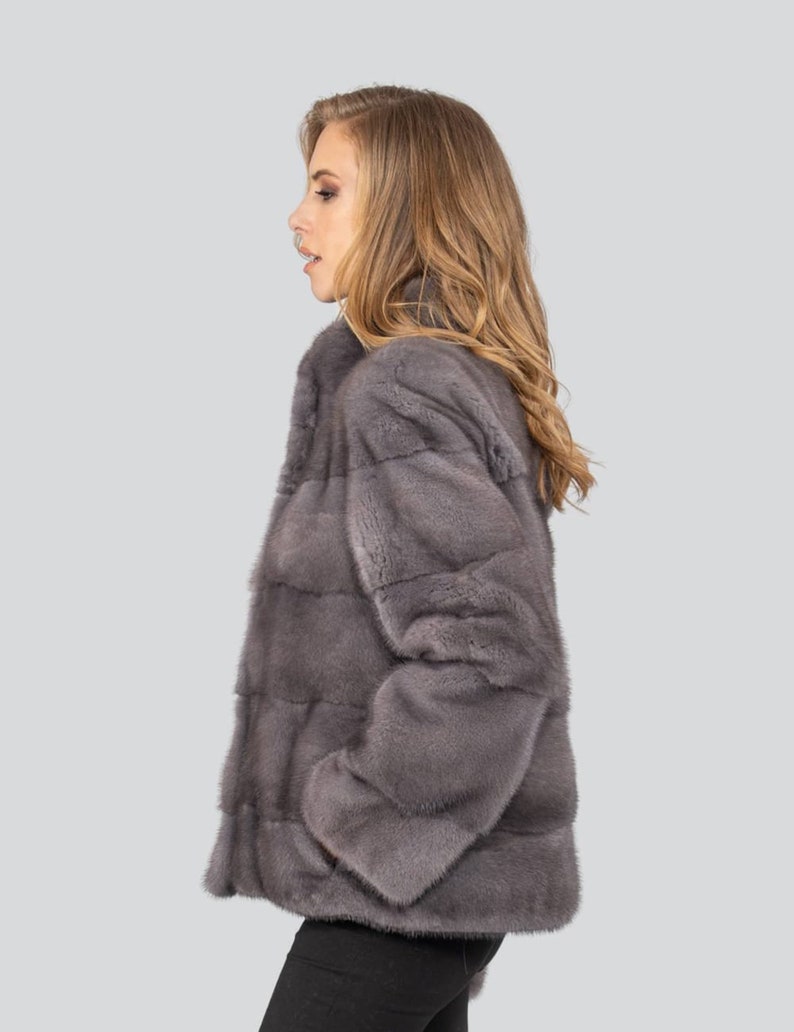 Casaco de pele de vison azul real. Casaco de pele de vison cinza de cor natural. Casaco de pele feminino de inverno de linha curta. Casacos de pele modernos. Presente para ela imagem 5