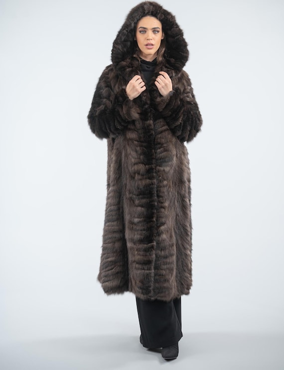 ロング丈のブラウンのリアルセーブルファーコート。フード付きのフル