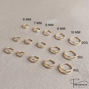 Könnte beinhalten: Eine Sammlung goldfarbener Doppelring-Creolen, die in einem Raster angeordnet sind. Die Spalten sind mit 6 MM, 7 MM, 8 MM, 9 MM und 10 MM beschriftet, während die Zeilen mit 20G, 18G und 16G markiert sind. Der Markenname Poorianco London steht unten rechts.