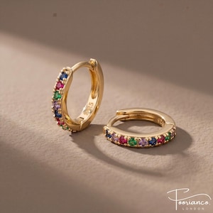 Flerfärgade zirkonörhängen i guld, regnbågsfärgade CZ-ringar, färgglada statement-örhängen, små huggie-örhängen i guld, present till henne