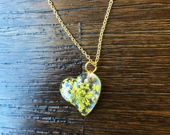 Ciondolo a forma di cuore con fiore giallo