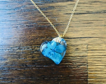 Colgante de corazón con flor azul