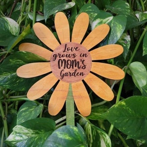 Daisy “O amor cresce no jardim da mamãe” Plant Stake SVG para Laser — inclui 26 versões como Dad & Nana (somente arquivo digital) Testado pela Glowforge