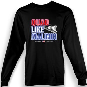 Könnte beinhalten: Schwarzes Langarmshirt mit dem Text "QUAD LIKE MALININ" in Rot und Blau. Das Design zeigt eine Grafik von Eislaufschuhen und den Text "MILANO CORTINA 2026".