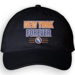 Könnte beinhalten: Eine schwarze Baseballkappe mit dem Text NEW YORK FOREVER in orangefarbenen Buchstaben mit blauem Umriss. Unter dem Text befindet sich ein kleines kreisförmiges Emblem mit einem weißen Schnörkel, flankiert von zwei horizontalen Linien.