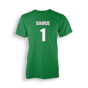 Puede incluir: Una camiseta verde con la palabra "SAUCE" encima del número "1". El texto y el número son blancos con un contorno negro. La camiseta es de color verde liso.