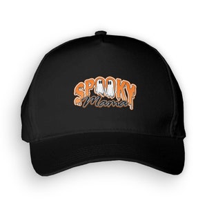 Op de afbeelding: Zwarte baseballpet met een oranje en witte "Spooky Mama" afbeelding met geesten.