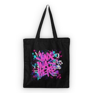Könnte beinhalten: Schwarze Stofftasche mit einem pinkfarbenen und blauen Graffiti-Design, auf dem "Lix was here" steht.