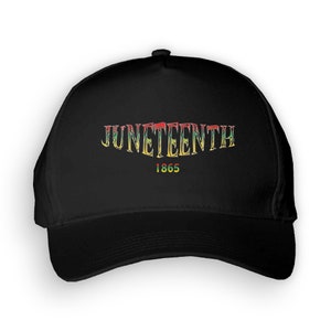 Könnte beinhalten: Schwarze Baseballkappe mit einem roten, gelben und grünen "Juneteenth 1865"-Motiv.