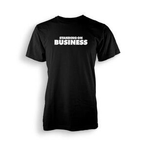 Könnte beinhalten: Schwarzes T-Shirt mit weißem Text, der "STANDING ON BUSINESS" lautet.
