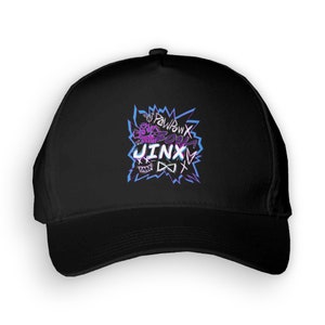 Könnte beinhalten: Schwarze Baseballkappe mit einem bunten Grafikdesign, das das Wort "JINX" in lila und blauen Buchstaben zeigt. Die Grafik enthält auch die Wörter "PawPaw" und "Zoom" in kleinerer Schrift.