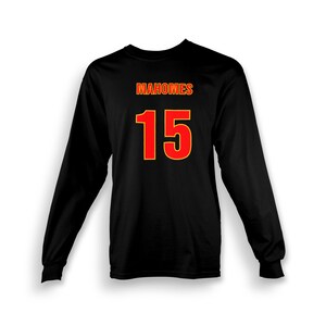 Op de afbeelding: Zwart T-shirt met lange mouwen met de naam "MAHOMES" en het nummer "15" gedrukt in rood met een gele omtrek.