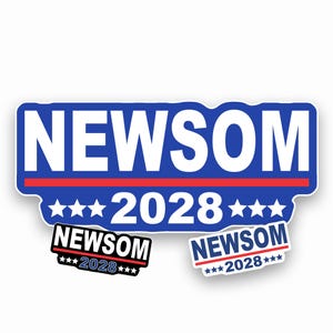 Könnte beinhalten: Ein blau-weißer Aufkleber mit dem Wort "NEWSOM" über "2028" und Sternen. Der Aufkleber hat einen roten Streifen und drei kleinere Versionen des Aufklebers.