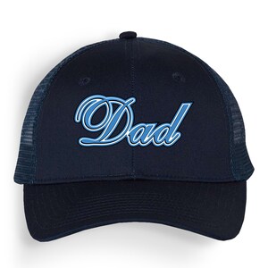 Könnte beinhalten: Eine marineblaue Trucker-Kappe mit einem blauen, gestickten "Dad" auf der Vorderseite.