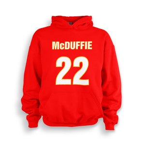 Può includere: Felpa con cappuccio rossa con il testo "McDuffie" in bianco e il numero "22" in bianco con contorno giallo.