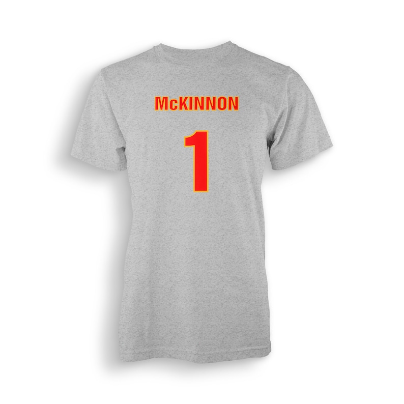 以下が含まれることがあります： 「MCKINNON」という名前と「1」という数字が、黄色い輪郭で赤い色で印刷された灰色のTシャツです。