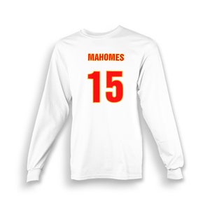 Op de afbeelding: Witte longsleeve t-shirt met de naam "MAHOMES" en het nummer "15" gedrukt in rood met een gele omtrek.
