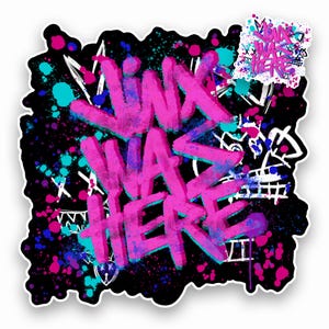 Könnte beinhalten: Ein Aufkleber mit dem Text "Jinx Was Here" in leuchtend pinkfarbenen Graffiti-Buchstaben. Der schwarze Hintergrund ist mit türkisfarbener, blauer und pinkfarbener Farbe bespritzt. Weiße Umrisse und eine kleinere Version des Designs sind ebenfalls vorhanden.