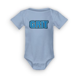 Könnte beinhalten: Ein hellblauer Baby Strampler mit dem Wort "GRIT" in Blau mit schwarzem Umriss gedruckt.