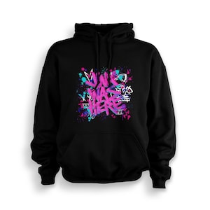 Könnte beinhalten: Schwarzer Kapuzenpullover mit einem pinkfarbenen und blauen Grafikdruck, auf dem "Ink Was Here" im Graffiti-Stil steht.