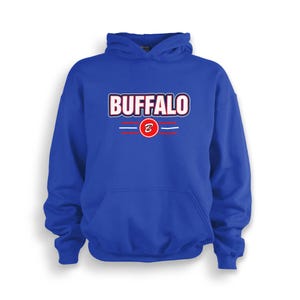 Könnte beinhalten: Royalblauer Kapuzenpullover mit dem Wort "BUFFALO" in weißen Buchstaben mit roten Umrandungen und einem roten Kreis mit einem weißen "B" darin.