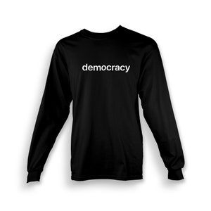 Könnte beinhalten: Schwarzes Langarmshirt mit dem Wort "democracy" in weißer Schrift auf der Brust. Das Shirt hat einen Rundhalsausschnitt und lange Ärmel. Der Text ist in einer einfachen, serifenlosen Schriftart.