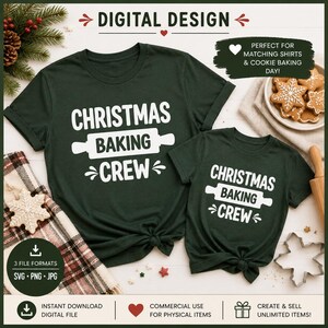 Puede incluir: Dos camisetas de color verde oscuro con texto blanco que dice CHRISTMAS BAKING CREW y un gráfico de un rodillo. El diseño incluye adornos decorativos. Las camisetas se muestran junto a un plato de galletas de copo de nieve y un rodillo.