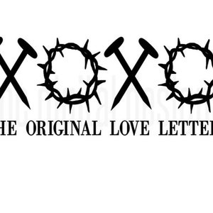 Könnte beinhalten: Schwarz-weiße Grafik mit den Buchstaben "XOXO", gebildet aus Nägeln und einer Dornenkrone. Der Text "THE ORIGINAL LOVE LETTERS" befindet sich darunter, alles vor einem weißen Hintergrund.