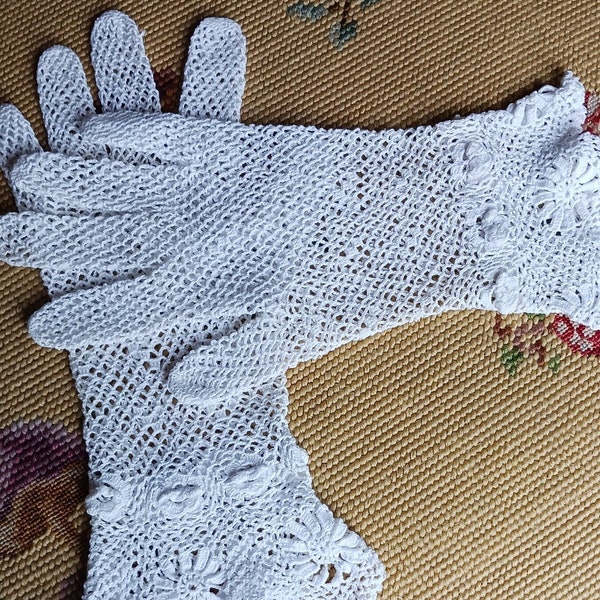 Elegant Mesh White Lace Crocheted Gloves Vintage Small Size