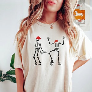 Skeleton Christmas Comfort Farben Shirt, Weihnachts Tshirt, Santa Shirt, tanzende Skelette, lustiges Weihnachts Shirt, Comfort Colors Tshirt