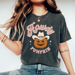 Howdy Pumpkin Halloween Comfort Colors Shirt, Pumpkin Shirt, Retro Fall Shirt, Western Halloween Fall Shirt, Fall Tshirt, Halloween Tshirt