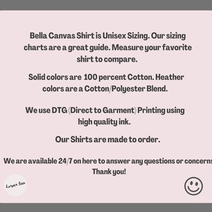 Op de afbeelding: Tekst op een roze achtergrond met een witte rand. De tekst luidt: "Bella Canvas Shirt is Unisex Sizing. Onze maattabellen zijn een goede gids. Meet je favoriete shirt om te vergelijken. Effen kleuren zijn 100% katoen. Melangekleuren zijn een katoen/polyester mix. We gebruiken DTG (Direct to Garment) printen met hoogwaardige inkt. Onze shirts worden op bestelling gemaakt. We zijn 24/7 beschikbaar om al uw vragen of zorgen te beantwoorden. Bedankt!"
