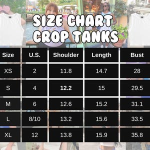 K&ouml;nnte beinhalten: Gr&ouml;&szlig;entabelle f&uuml;r Crop-Tanks in Schwarzwei&szlig; mit Ma&szlig;en in Zoll f&uuml;r die Gr&ouml;&szlig;en XS, S, M, L und XL. Die Tabelle zeigt die US-Gr&ouml;&szlig;e, die Schulterbreite, die L&auml;nge und die Brustma&szlig;e.