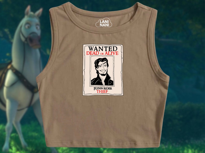 K&ouml;nnte beinhalten: Ein braunes, &auml;rmelloses Crop-Top mit einem schwarz-wei&szlig;en Aufdruck eines Fahndungsplakats. Das Plakat zeigt Flynn Rider, eine Figur aus dem Disney-Film Rapunzel - Neu verf&ouml;hnt, und tr&auml;gt die Aufschrift "WANTED DEAD OR ALIVE" und "FLYNN RIDER THIEF".