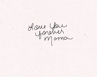 Puede incluir: Fondo rosa claro con la frase manuscrita "Love You forever Mama" en cursiva negra. El texto está centrado y ocupa una pequeña porción de la imagen.